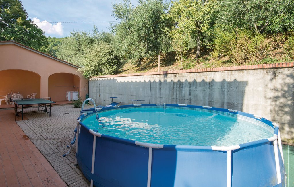 Ferienhaus im kleinen Dorf Rovaci. Dieser kleine Ort liegt schön zentral in einer typischen toskanischen Hügellandschaft, 18 km nordwestlich von Pistoia u. 25 km nördlich von Montecatini Terme. Fü..
