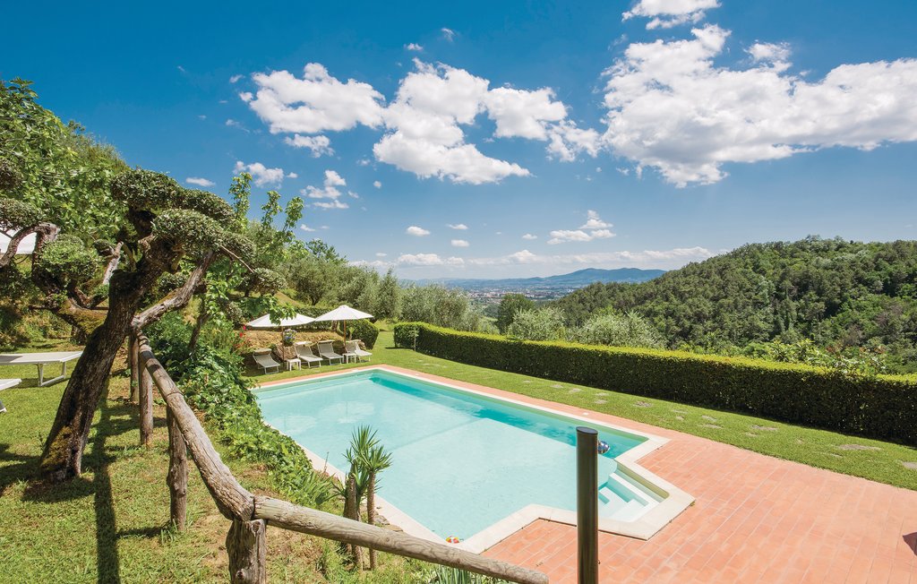 Deze vakantieboerderij staat in het gehuchtje Sarripoli. Dit kleine dorpje ligt 11 km ten noordwesten van Pistoia en ca. 25 km ten noordoosten van Montecatini Terme. Uw vakantiehuis heeft een unieke l..