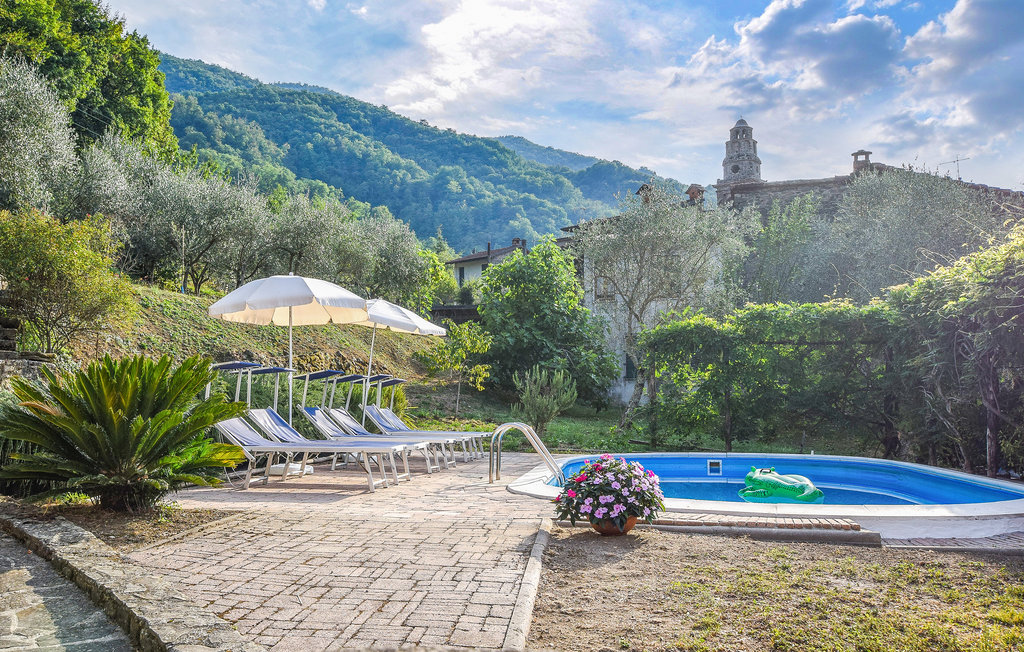Prachtig traditioneel vakantiehuis op het platteland met historische charme

Het vakantiehuis "Casa Castagnetoli" is genesteld op het platteland van de Lunigiana, meer bepaald in het kleine pittoreske..