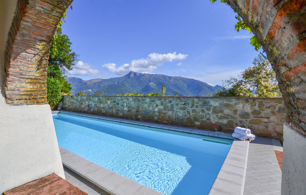 Wohnung in restauriertem Haus des 18. Jh im kleinen Weiler Pedona, auf den Hügeln von Lucca. 1 Stock: Küche, zwei Zimmer, Bad; Offene Gallerie mit zwei Betten (niedrige Deckenhöhe), Bad. Zur Gemein..
