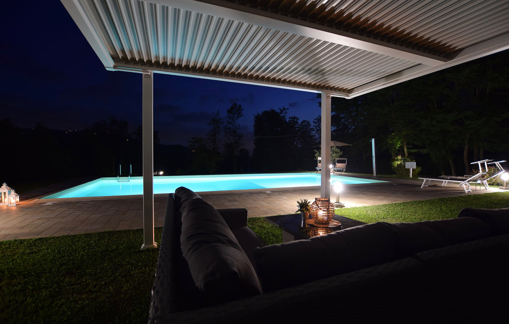 In einem eingezäunten Privatbesitz liegt dieses schöne Ferienhaus, nur 2 km vom malerischen Dorf Camaiore und 18 Km von den Stränden der Versilia entfernt. Großer Rasen mit Schwimmbad mit Whirlpoo..