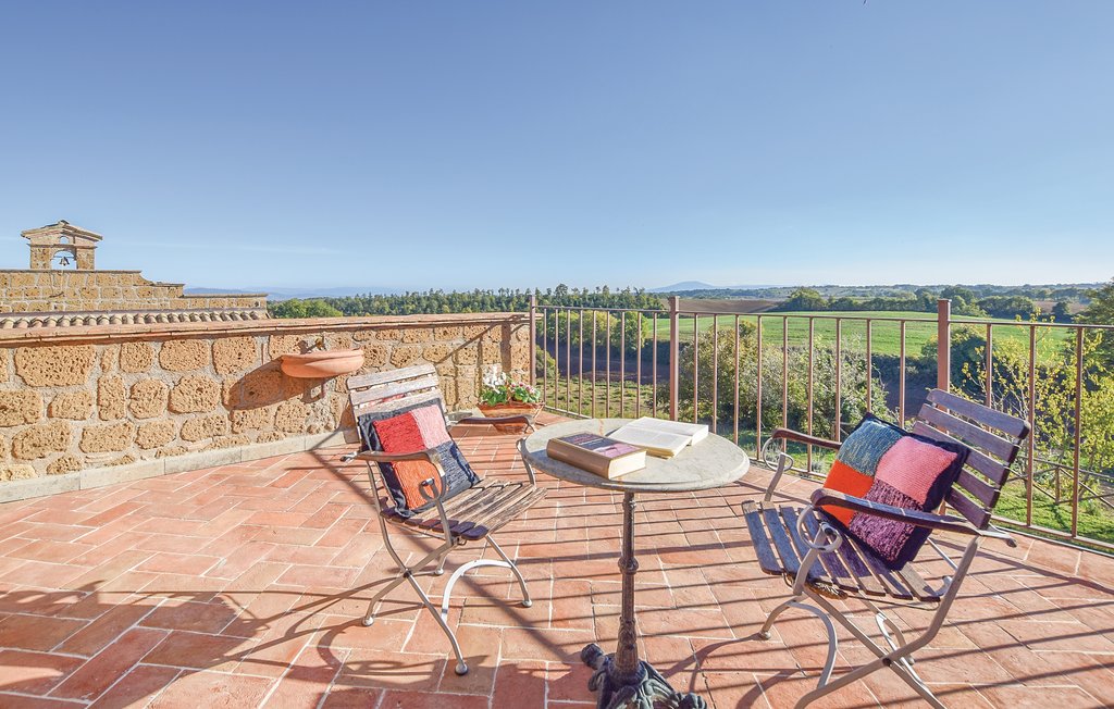 In dit prachtige vakantiehuis vinden onze gasten het grootste deel van een prachtig landhuis met privé zwembad (voor uw exclusieve gebruik). De gehele woning bestaat uit twee afzonderlijke eenheden, ..