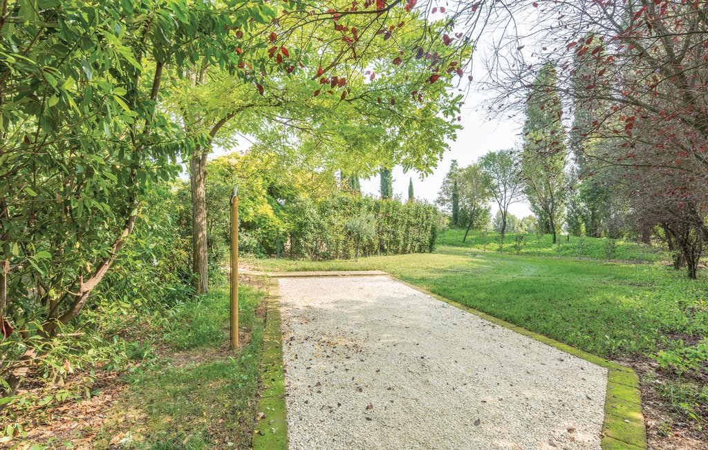 Hübscher Teil eines Doppelhauses mit Garten in einem Landhaus, umgeben von grüner Landschaft, mit der Möglichkeit des freien Zugangs zum Pool des 800 Meter entfernten IVG332. Die Ferienunterkunft l..