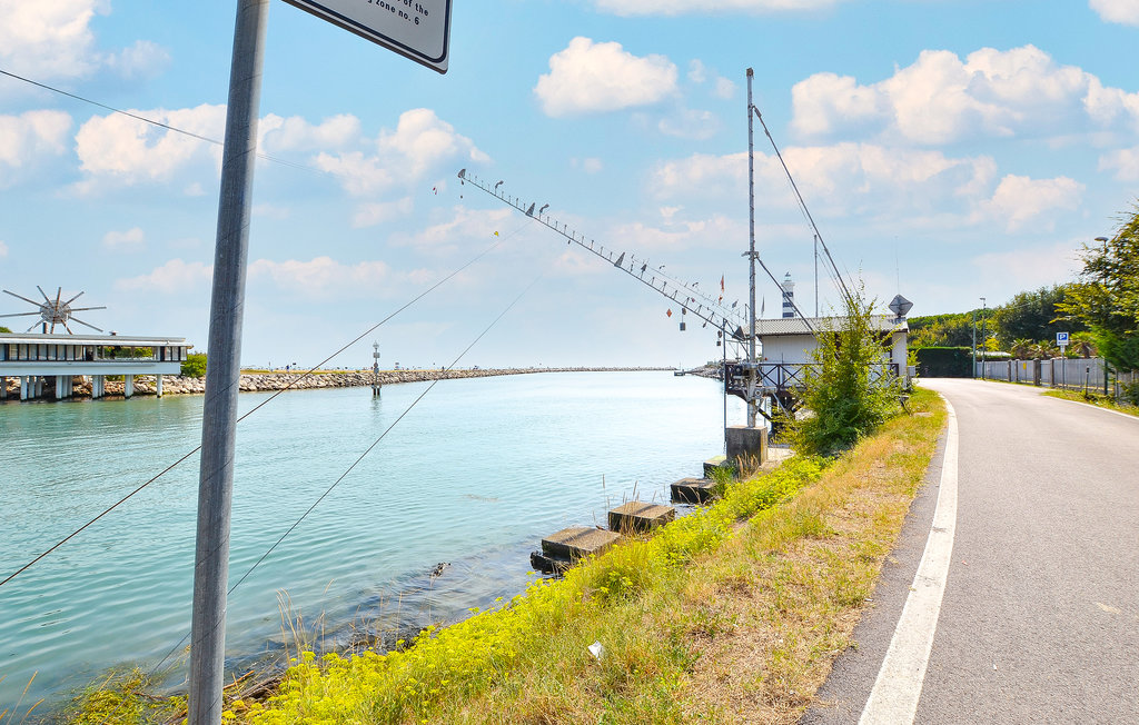 Deze mooie flat in Cavallino is geschikt voor een strandvakantie en ligt op 100 m van het prachtige strand (zowel gratis als betaald) dat langs de hele stad loopt. De flat op de 2e verdieping met lift..
