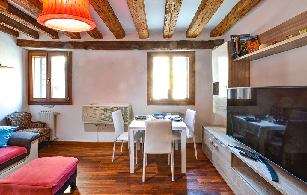 Mooie vakantiewoning in het hart van Venetië

Dit mooie, lichte appartement ligt dicht bij het wereldberoemde Canal Grande en de Rialtobrug. Van hieruit kunt u gemakkelijk de hele stad met zijn vele ..