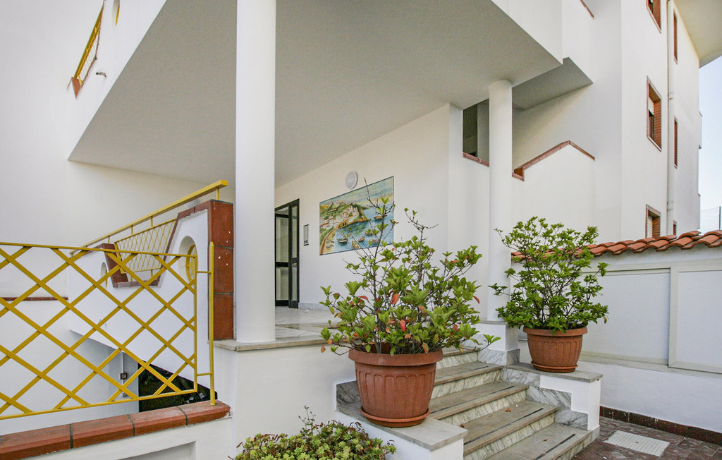 Praktisches Ferienapartment für den Strandurlaub in den Abruzzen.

Herzlich Willkommen an der Küste der Abruzzen, dem Reich von Peperoncino, Safran, rauen Berglandschaften und sandigen Stränden. In..