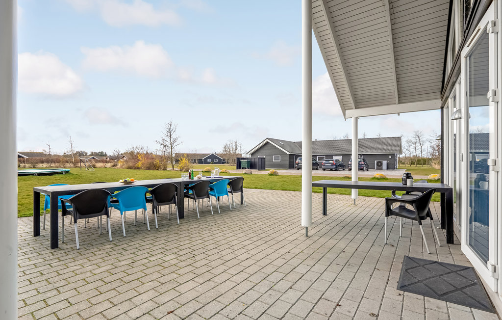 Buitengewoon mooi houten vakantiehuis met heerlijk zwembad. Niet alleen op het deel overdekte terras is veel plaats, ook binnen is er genoeg plaats. Naast het zwembad met glijbaan zijn er ook een whir..