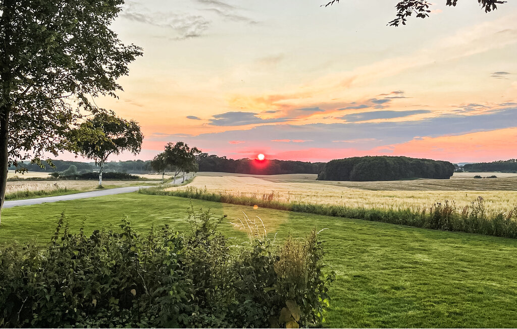 In het groene hart van het eiland Møn verwelkomt dit smaakvolle vakantiehuis je met een geweldig uitzicht op het platteland.

Welkom in dit gezellige verblijf in Sønder Frenderup, een charmant vakan..
