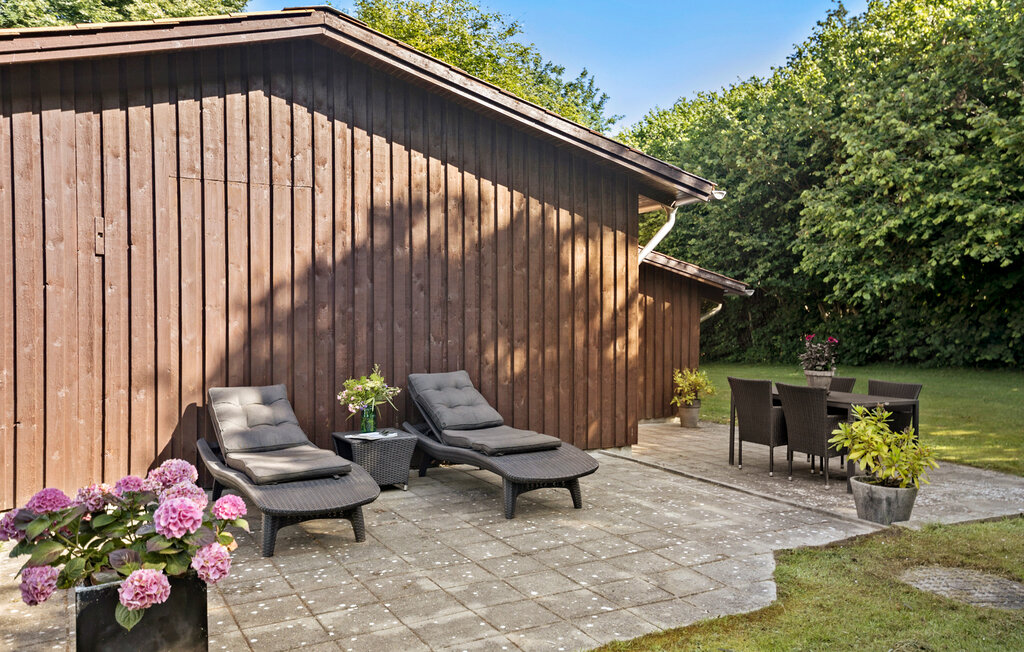 Geniet van een idyllische vakantie in dit charmante vakantiehuis.

Dit vakantiehuis ligt in de buurt van Hvalpsund en biedt je het ideale toevluchtsoord voor ontspannen dagen midden in de prachtige na..