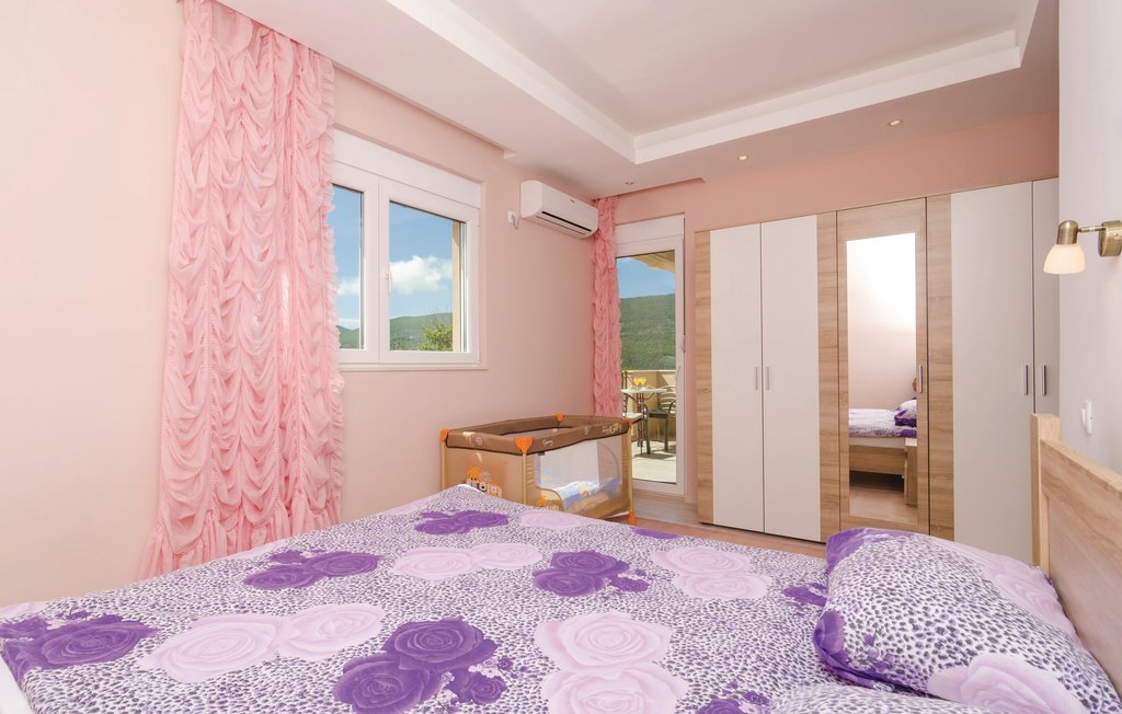 Semesterhus - Herceg Novi-Mojdez , Montenegro - MNH200 16