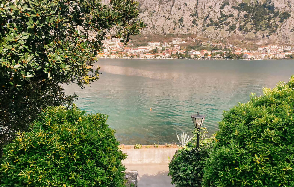 Dit eenvoudige vakantiehuis met één slaapkamer ligt aan het water in het kleine kustplaatsje Muo en biedt een authentieke kustsfeer. Een groot terras biedt een panoramisch uitzicht op de zee en het ..