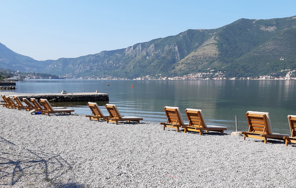 Lassen Sie den Alltag hinter sich und erleben Sie einen unvergesslichen Urlaub in dieser einladenden Ferienoase.

Mit seiner Nähe zum Meer ist dieses Ferienhaus im Küstenort Dobrota, nur wenige Kilo..