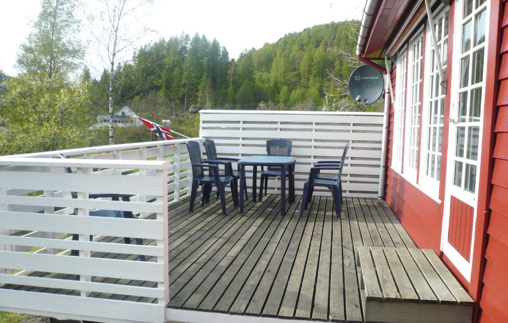Ferienhaus auf schönem Naturgrundstück, ruhige Umgebung. Schöne Aussicht. Terrasse, schöner Garten mit Obstbäumen. In der Nähe vom Bauernhof des Vermieters. Angelmöglichkeiten. Besuchen Sie Fle..