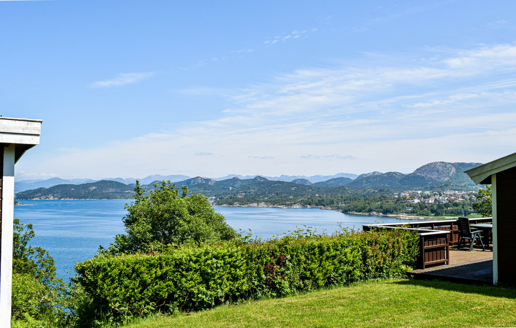 Ferienhaus mit fantastischer Aussicht auf den Fjord im schönen Li.

Willkommen in diesem schönen Ferienhaus mit Platz für die ganze Familie. Das Haus liegt nur 150 Meter vom Fjord entfernt und biet..