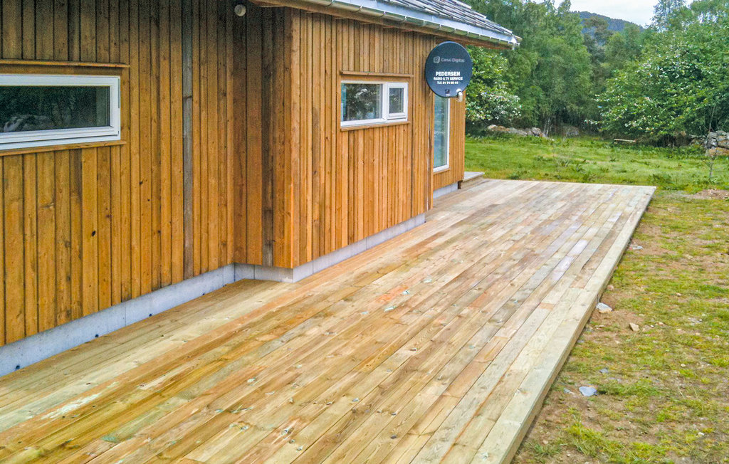 Neues und sehr hübsches Ferienhaus mit Nebengebäude in Sandangervågen. Haus mit hohem Standard und schönem Fjordblick. 
Steg mit Boot, 150 m. Prima für Angel- und Badeurlaub. Das Hofmuseum Vigatu..