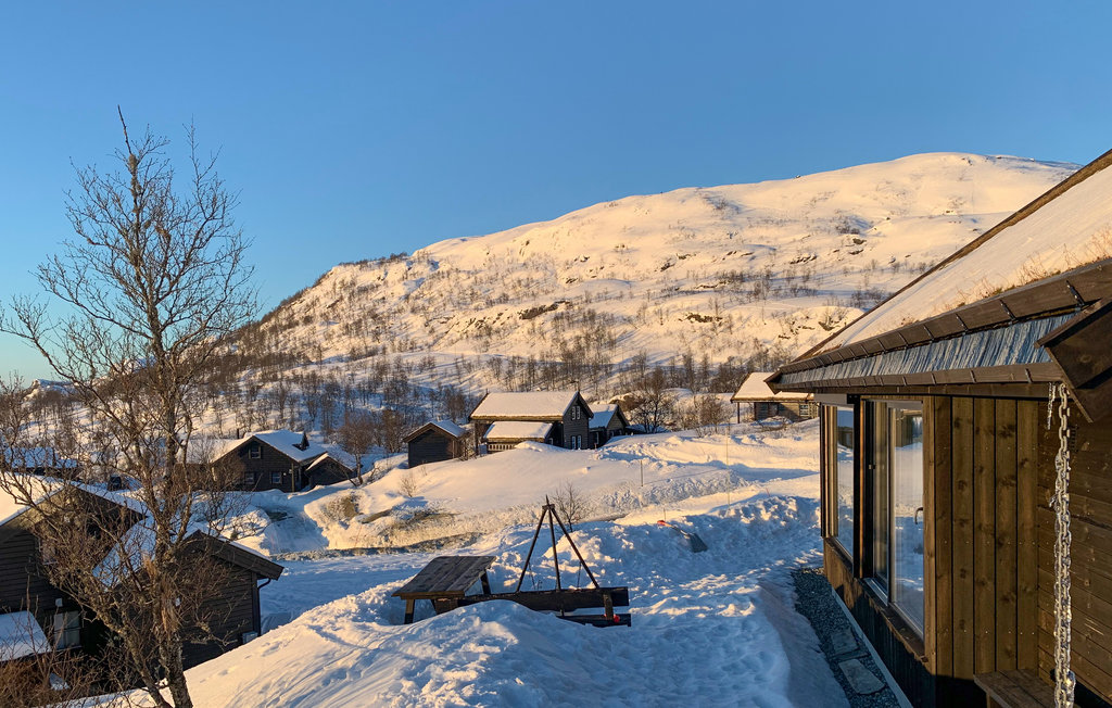 Lassen Sie sich von dieser modernen Hütte mit Bergpanorama überraschen.

Modern, rustikal und minimalistisch, das zeichnet dieses Ferienhaus aus. Beim Betreten bemerken Sie sofort die Panoramafenste..