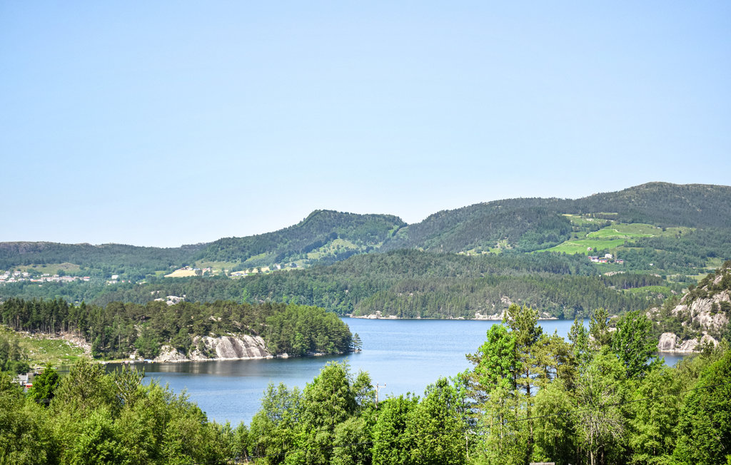 Schönes Ferienhaus mit einer schönen Lage im Gelände. 

Lehnen Sie sich zurück und genießen Sie von hier aus den fantastischen Blick auf den Fjord. Die Aussicht kann von der großen Terrasse mit ..