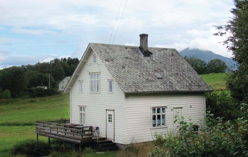 Schönes und einfaches Ferienhaus mit herrlichem Panoramablick über den Fjord. Gute Angel- und Bademöglichkeiten. Das Haus befindet sich auf einem Bauernhof, der in Betrieb ist. Von Utbjoa gibt es e..