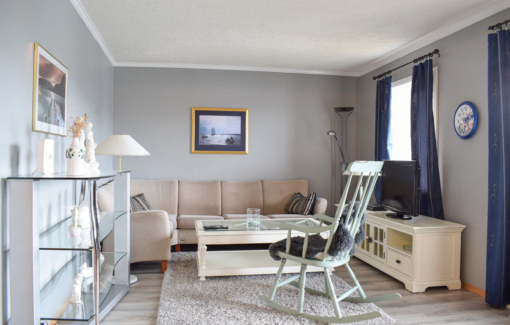 Freuen Sie auf einen wunderbaren Urlaub in der Ferienwohnung mit schönem Meerblick von der Terrasse.


Die Wohnung begrüßt ihre Gäste im zweiten Stock des Seehauses und ist mit der modernen Einric..
