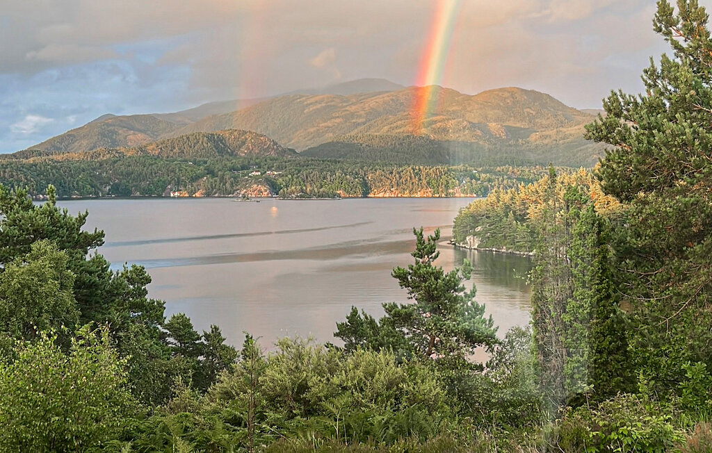 Genießen Sie erholsame Urlaubstage mit herrlichem Fjordblick inmitten beeindruckender Natur.

Freuen Sie sich auf einen entspannten Aufenthalt in diesem gemütlichen Ferienhaus, das mit seiner ruhige..