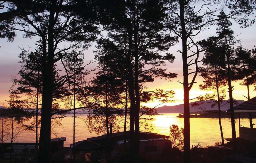Vakantiehuis met een groot terras op een rustige en idyllische locatie aan het fjord. Doede vis- en wandelmogelijkheden. Uitstapjes naar Rosendal. Nabij: N18462 en N18463. Buurman: 15m afstand.