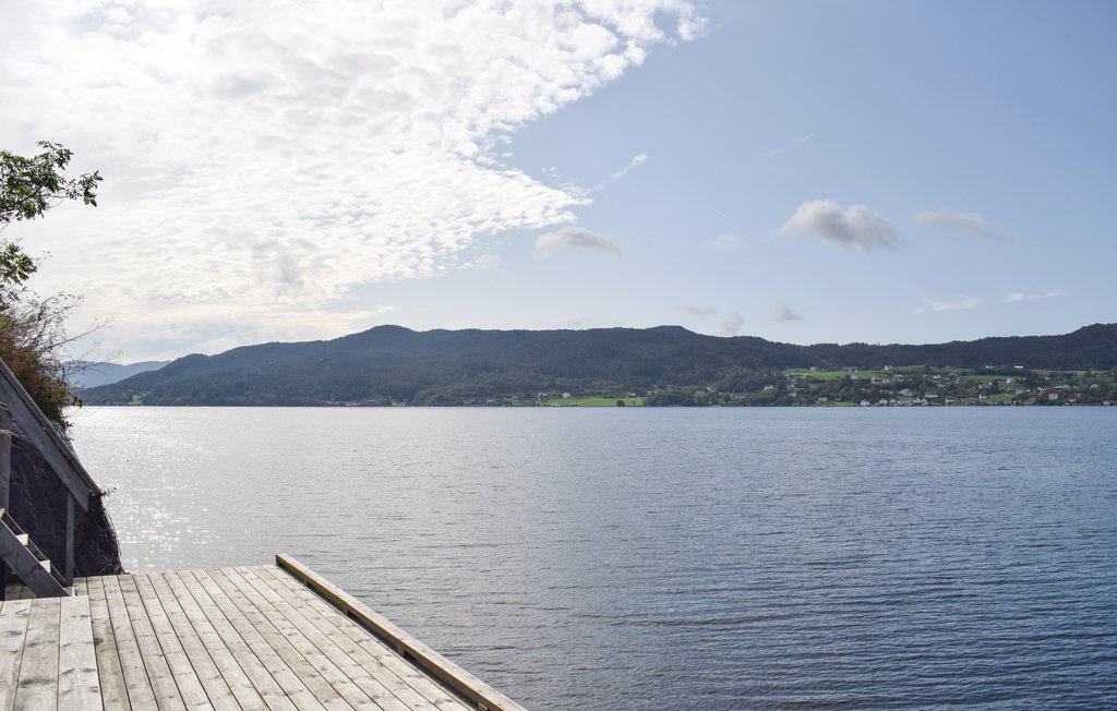 Ein schönes Ferienhaus in einer tollen natürlichen Umgebung. Treppen vom Garten hinunter zum Pier mit großartige Möglichkeiten zum Angeln und Schwimmen im erfrischenden Wasser. Es gibt gute Wander..
