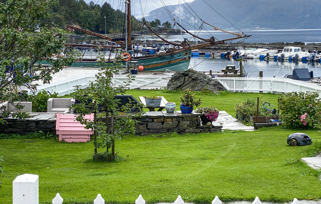 Verbringen Sie einen wundervollen Urlaub in diesem Ferienhaus direkt am Fjord und mit Panoramablick. 

Dieses malerisch am Wasser gelegenen Haus bietet Ihnen den ideale Rahmen für eine erholsame Ausz..