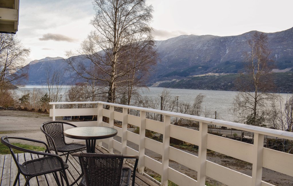 Genießen Sie eine wunderschöne Auszeit in diesem malerisch gelegenen Ferienhaus direkt am Fjord. 

Dieses mit herrlichem Blick auf den Fjord gelegene Haus bietet Ihnen alles, was Sie für einen unbe..