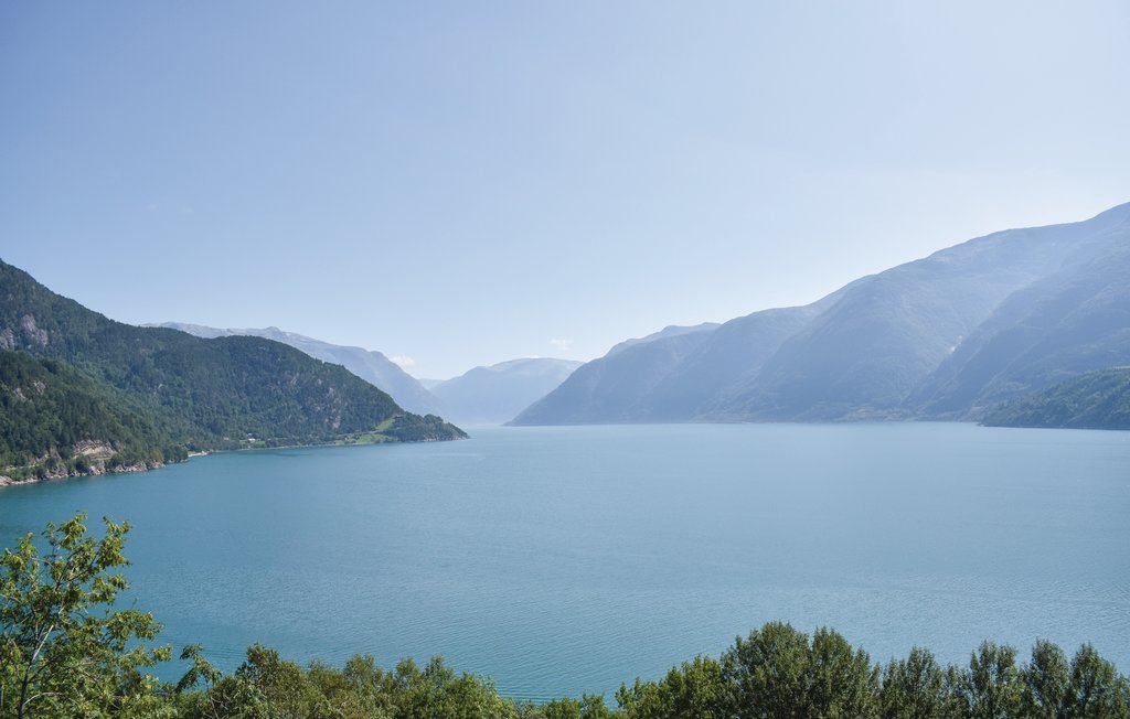 Erleben Sie eine ruhige Auszeit in diesem Ferienhaus mit historischem Flair direkt am Fjord. 

Dieses charaktervolle Haus stammt aus dem 19. Jahrhundert und war ursprünglich ein Wasch- und Backhaus, ..