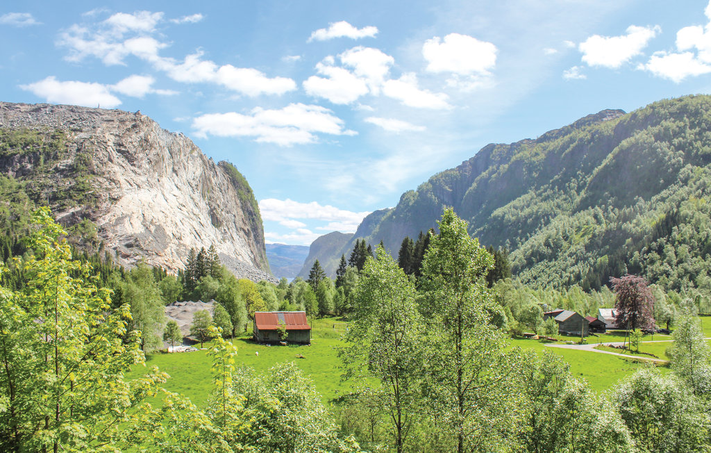 Willkommen in Eikemo, hoch im schönen Tal und mit herrlichem Blick auf die Berge und den Fjord. Sehr kinderfreundlich, viele Spielmöglichkeiten direkt vor der Wohnung und auf dem Spielplatz in unmit..