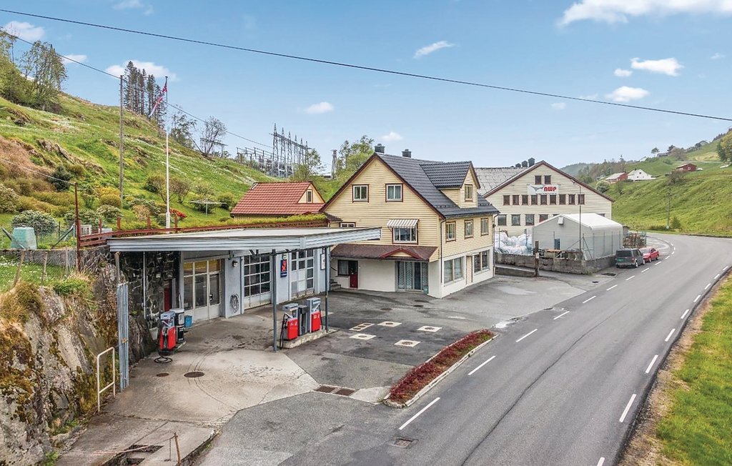 Vakantiehuis gelegen in Seim met prachtige tuin, uitstekend voor kinderen. Seim is een traditioneel en historisch dorp met prachtige natuur, veel viswater en fjord in de buurt. Korte rit naar de hotsp..