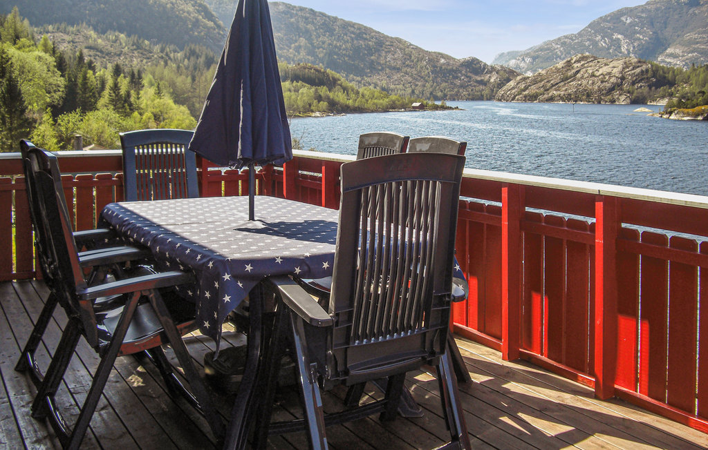 Willkommen in diesem Ferienhaus nah am Austgulfjord gelegen und und mit fantastischer Aussicht. Die Lage eignet sich sehr gut für Tagesausflüge zur Entdeckung des Sognefjordes. Das Haus hat Möbel v..