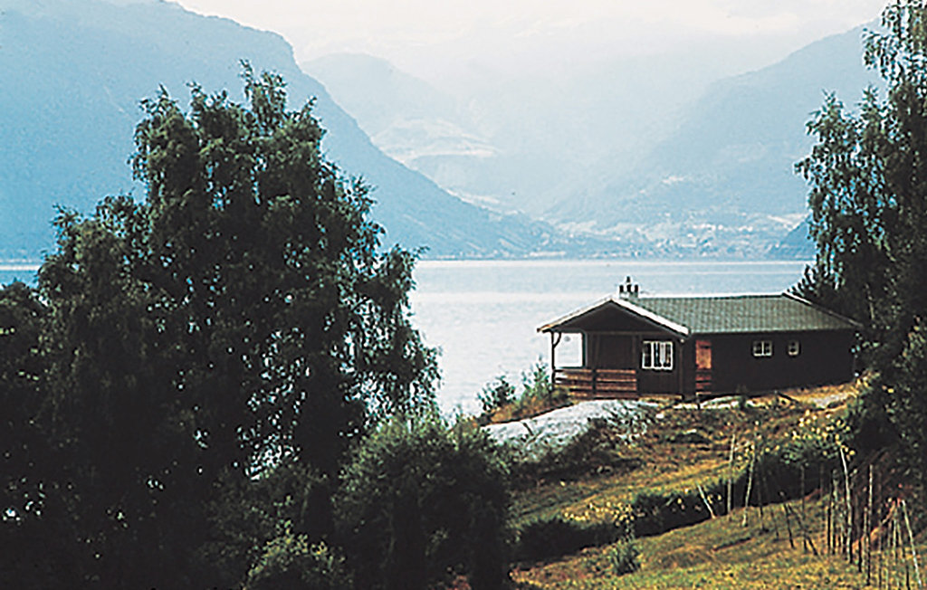 Willkommen in diesem Ferienhaus am Fjordufer mit schöner Aussicht über Fjord und Berge. Hier wohnen Sie inmitten schöner Naturlandschaft mit hübschen kleinen Dörfern. Angelmöglichkeiten im Fjord..