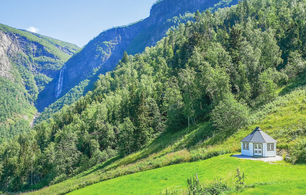 Modernes Ferienhaus mit herrlichem Blick auf den Sognefjord. Im Sommer passieren hier täglich Kreuzfahrtschiffe. In der Nähe von Galdhøipiggen, dem höchsten Berg Norwegens. Jotunheimen, tolle Wand..
