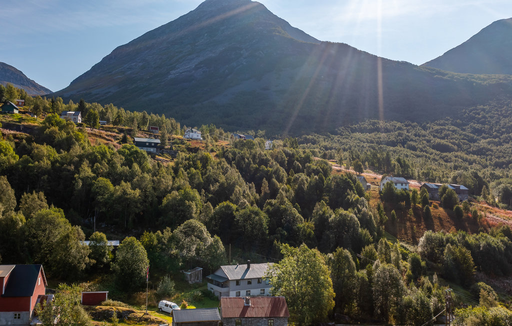 Welkom in dit vakantiehuis met tuin, gelegen aan de poort van het Nationaal park Jostedalen. Uitzicht op een prachtig berglandschap. Activiteitsmogelijkheden: raften, paardrijden, vissen en gletsjerwa..