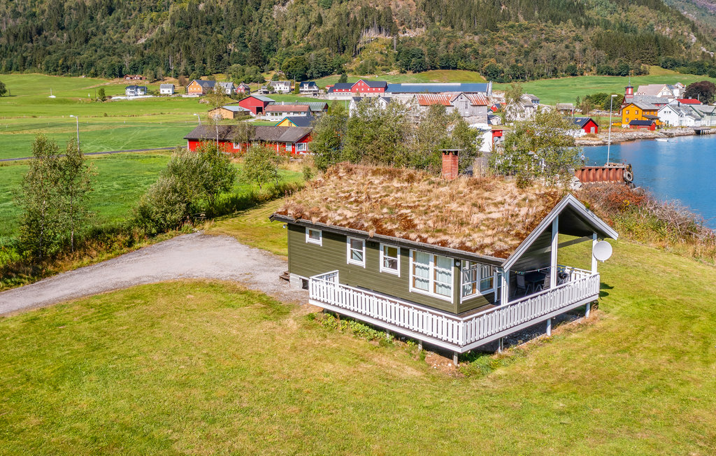 Willkommen in diesem herrlichen Ferienhaus auf einem Fjordgrundstück gelegen mit Panoramaaussicht über Gebirge, Fjord und Gletscher. Viele Ausflugsmöglichkeiten: Die Städtchen Florø und Førde, m..