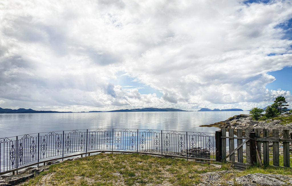 Großes, gemütliches Ferienhaus mit Panoramablick, wenige Meter vom Meer gelegen.

An der Westküste nördlich vom Sognefjorden begrüßt Sie dieses Holzhaus in ruhiger Lage. Es bietet ein einladende..