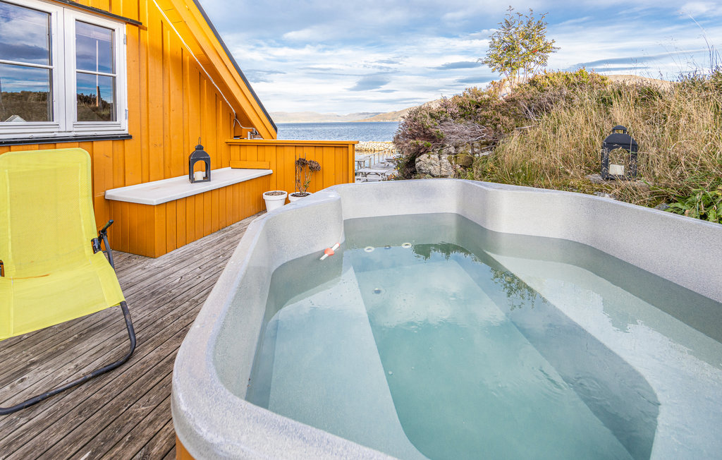 Trakteer jezelf op een heerlijke vakantie in dit comfortabele vakantiehuis op een rustig eiland in het fjord.

Dit uitnodigende huis heet je welkom op het kleine eiland Storholmen. Veel lichtgekleurd ..