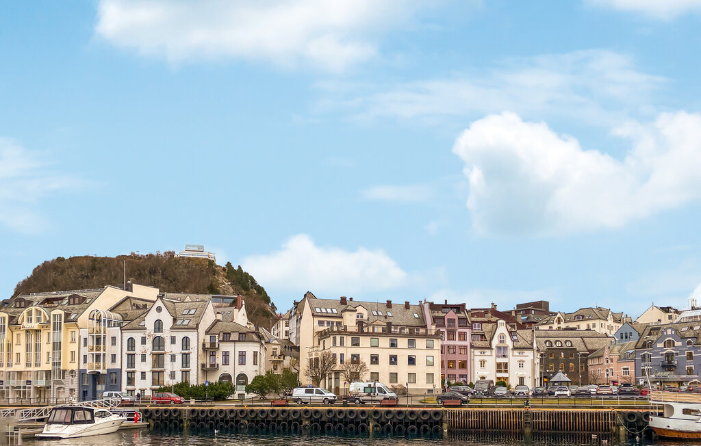 Diese komfortable und geräumige Ferienwohnung empfängt Sie im Zentrum von Ålesund.

Verbringen Sie eine erholsame Auszeit in dieser stilvollen Stadtwohnung, die ein gelungenes Zusammenspiel zwische..