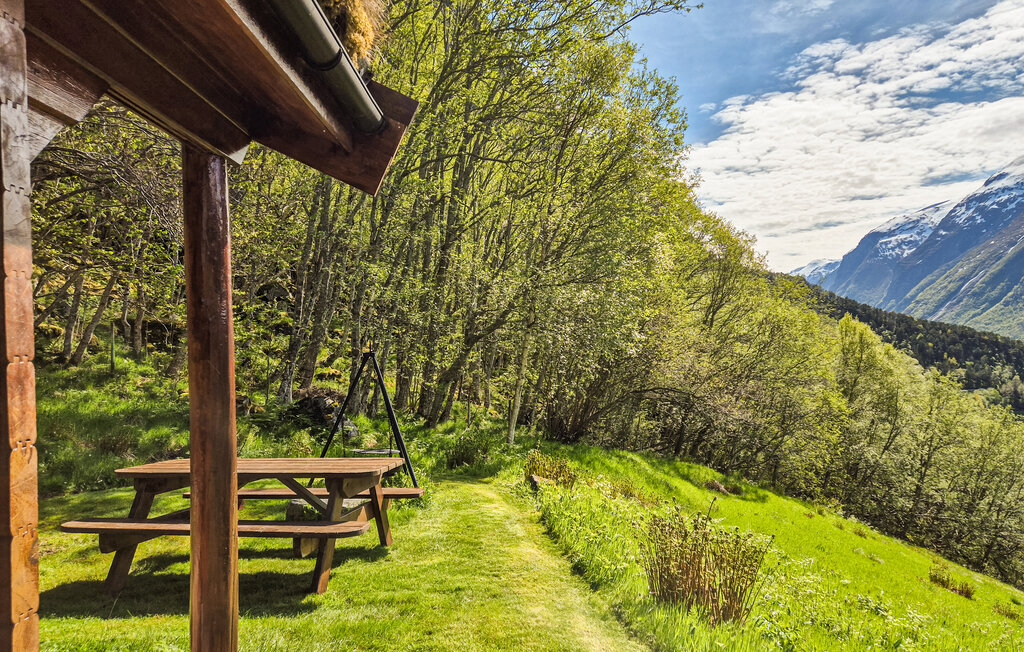 Willkommen in der Hütte auf einem ruhigen, unberührten Grundstück am Bauernhof Vike. Vom Haus gibt es einen Panoramablick auf den See Eikesdalsvatnet. Hier stehen vor allem Naturerlebnisse im Mitte..