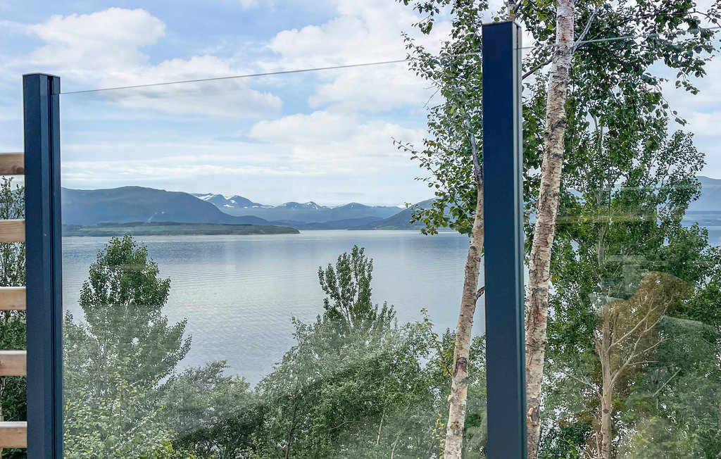 Modernes Ferienhaus mit Blick auf Fjord und Berge, nah an der Felsenküste gelegen. 

Westlich von Trondheim begrüßt Sie in Surnadal dieses ruhig gelegene Ferienhaus. Das Haus ist komfortabel ausges..