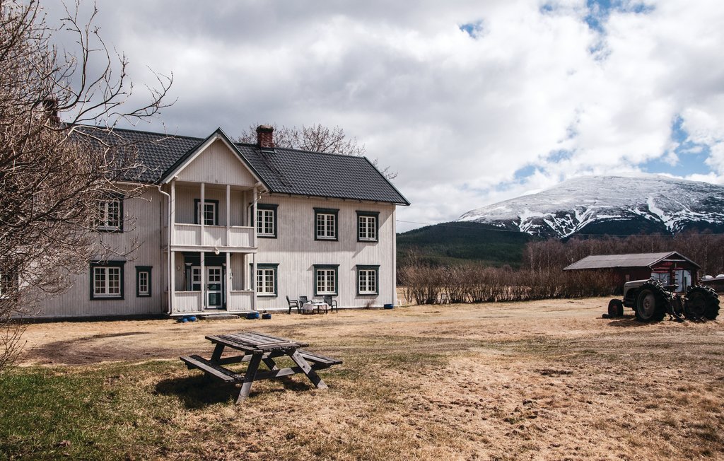 Welkom bij Strømsenget Vestre en dit prachtige, majestueuze vakantiehuis. Het huis is van ca. 1800 en heeft zijn eigen charme en sfeer. Na uw wandeling kunt u ontspannen voor de open haard of wegzakk..