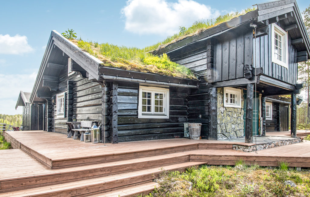 Welkom in Trysil en dit charmante vakantiehuis in een schilderachtige omgeving ten oosten van Trysil, nabij Østby.

Het huis heeft een warme en gezellige sfeer, met een grote opvallende woonkamer met..