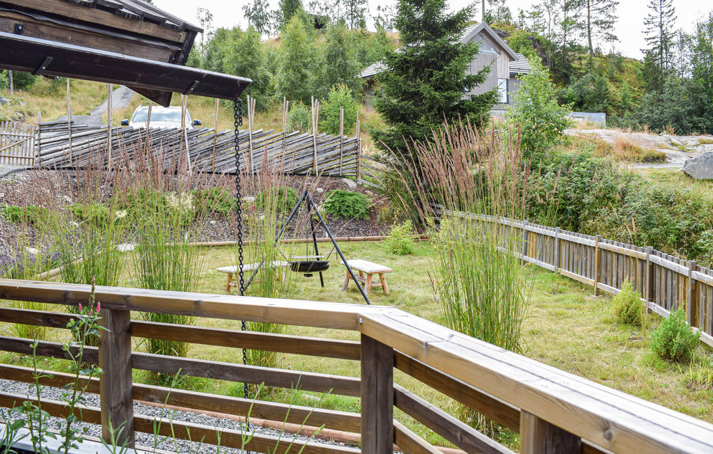 Erleben Sie umgeben von Wäldern und Seen die Natur Norwegens. 

Dieses schöne und moderne Ferienhaus liegt auf dem Hütten- und Naturpark Mjøsli. Das schöne Haus ist liebevoll eingerichtet und ver..