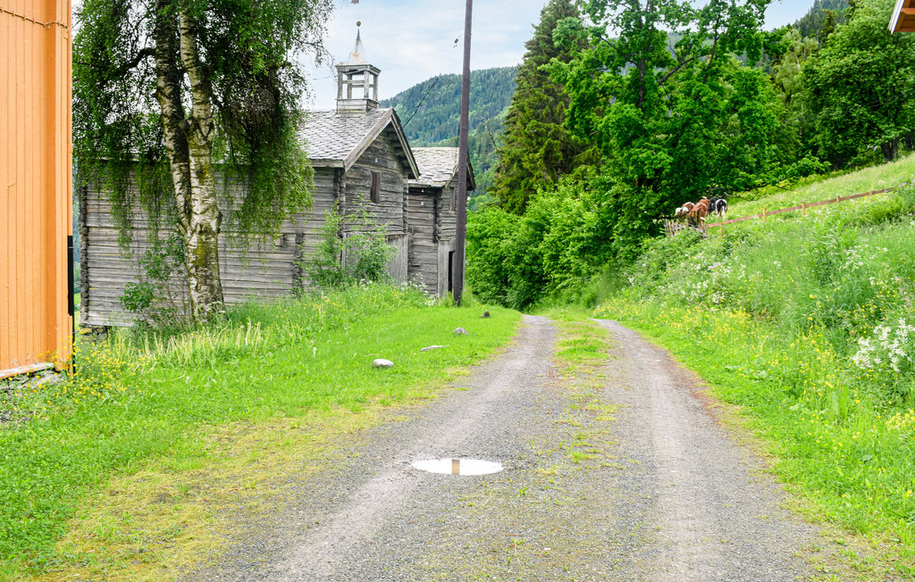 Willkommen auf diesem Bauernhaus in Østre Gausdal.

Hier erwartet Sie ein großes und schönes Bauernhaus aus dem 19. Jahrhundert mit Platz für eine große Reisegesellschaft. Der Hof bietet Platz in..