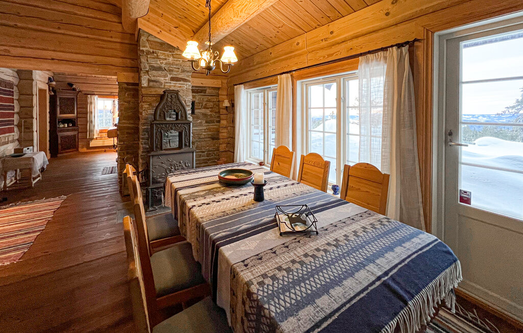 Kommen Sie und entspannen Sie sich in diesem geräumigen Ferienhaus mit tollen Wandermöglichkeiten.

Gemütlich, rustikal und beruhigend, das ist es, was dieses Haus charakterisiert. Hier können Sie..