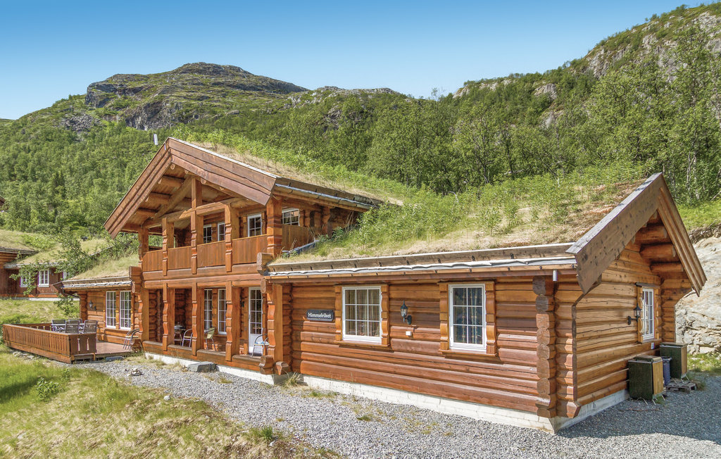 Met zijn verhoogde ligging heeft dit prachtige houten vakantiehuis een panoramisch uitzicht over Hemsedal. Hemsedal ligt 625-1920 meter boven zeeniveau en is een van de grootste skibestemmingen in Sca..
