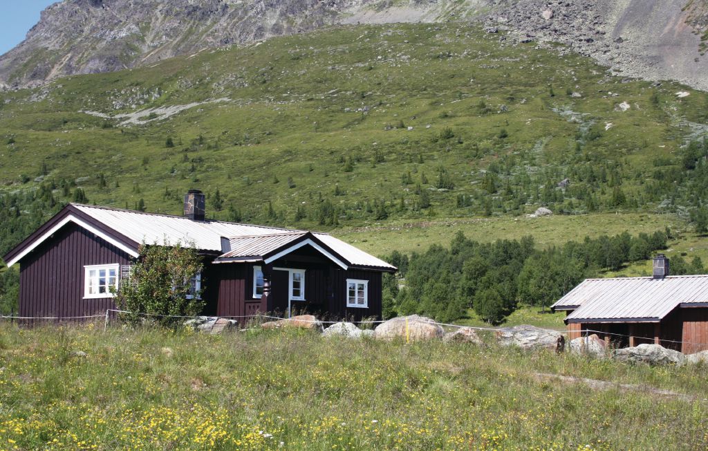 Genießen Sie das Panorama der norwegischen Berge in sonniger Alm-Lage.

Dieses gemütliche Ferienhaus auf einer Alm am Fuße des Skogshorn bietet Ihnen eine traumhafte Aussicht auf die norwegische Na..
