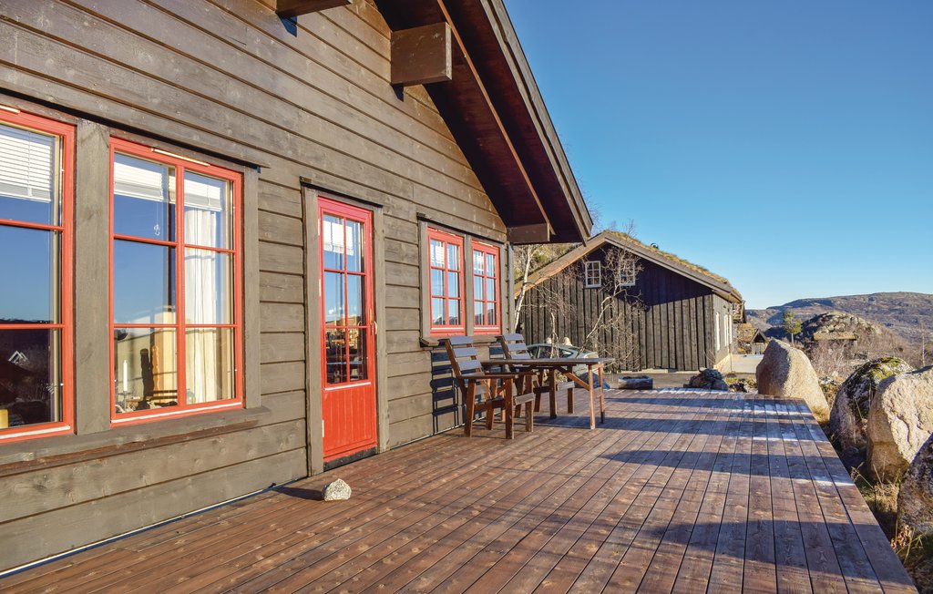 Gepflegtes Ferienhaus in den norwegischen Bergen. Sonniges Grundstück mit herrlicher Aussicht und einem einzigartigen Außenbereich direkt vor der Tür. Schöne Wander- und Angelmöglichkeiten in der..