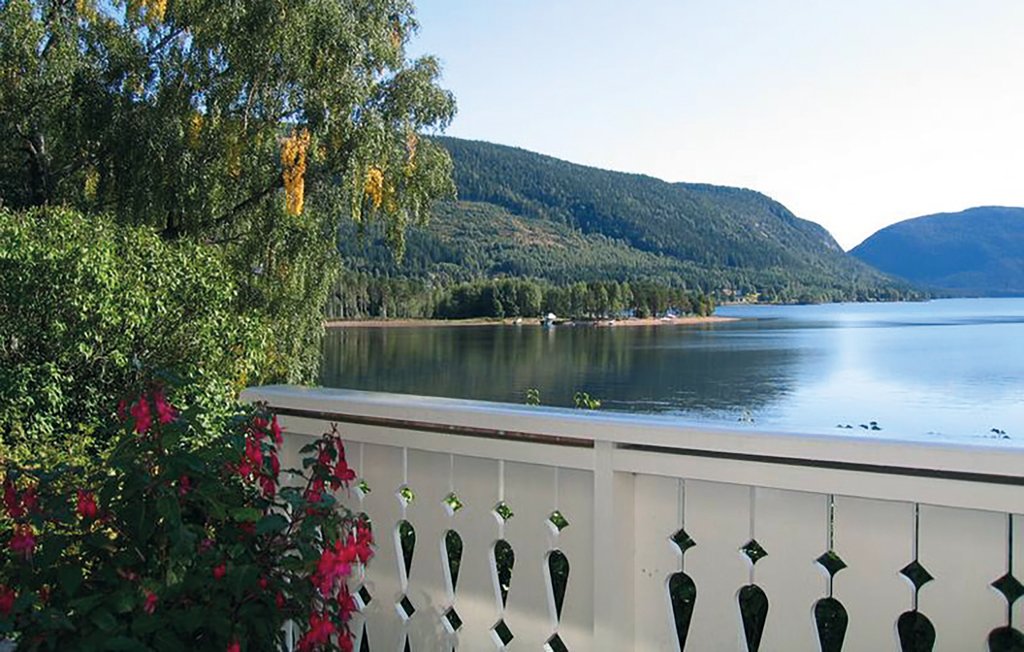 Reizendes Ferienhaus am Byglandsfjord. Schöne Aussicht. Grosses Grundstück. Gute Bade- und Angelmöglichkeiten. Aktivitäten wie Bibersafari, Reiten und Rafting. Bygland Open Air Museum mit Gebäude..